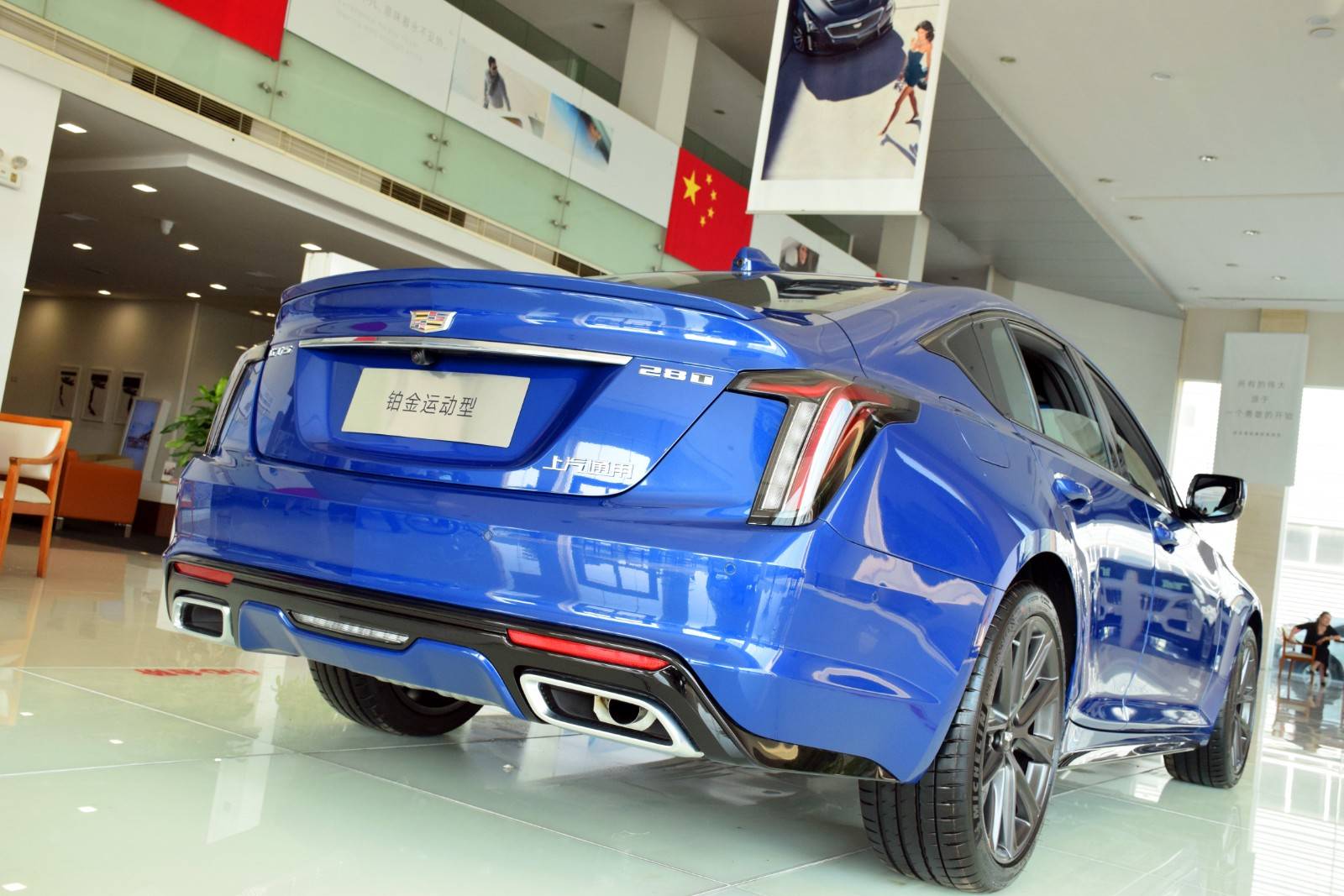 轴距近3米+10AT,还有犀利的钻石切割,凯迪拉克CT5到店实拍