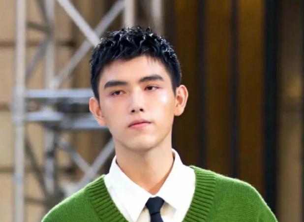 陈飞宇巴黎走秀无修图来了，高清镜头下的真实颜值，你给几分？