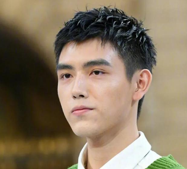 陈飞宇巴黎走秀无修图来了，高清镜头下的真实颜值，你给几分？