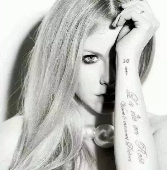 妈妈发现女儿纹身后要跳楼，你的反应里藏着孩子的未来