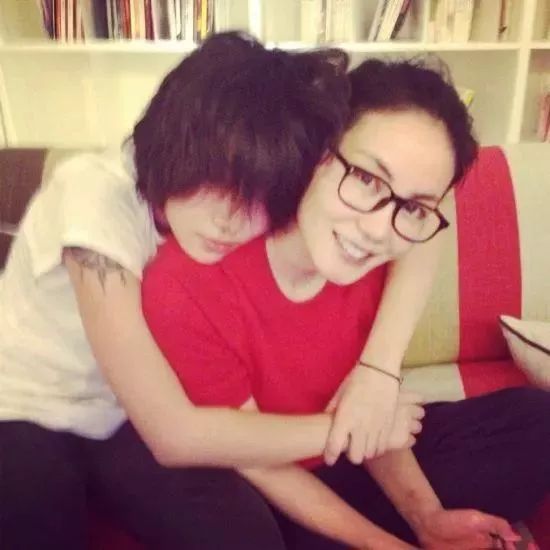 妈妈发现女儿纹身后要跳楼，你的反应里藏着孩子的未来