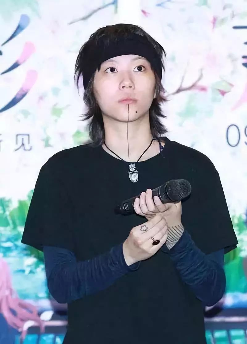 妈妈发现女儿纹身后要跳楼，你的反应里藏着孩子的未来