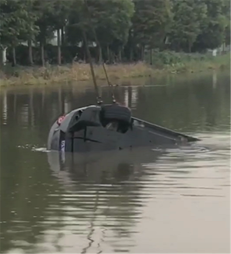 “水泥灰”法拉利F12掉水中，落地600万，只因车主在农村飙车