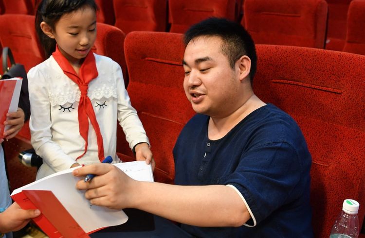 汶川大地震中的那位“可乐男孩”，11年后成了可乐博物馆“馆长”