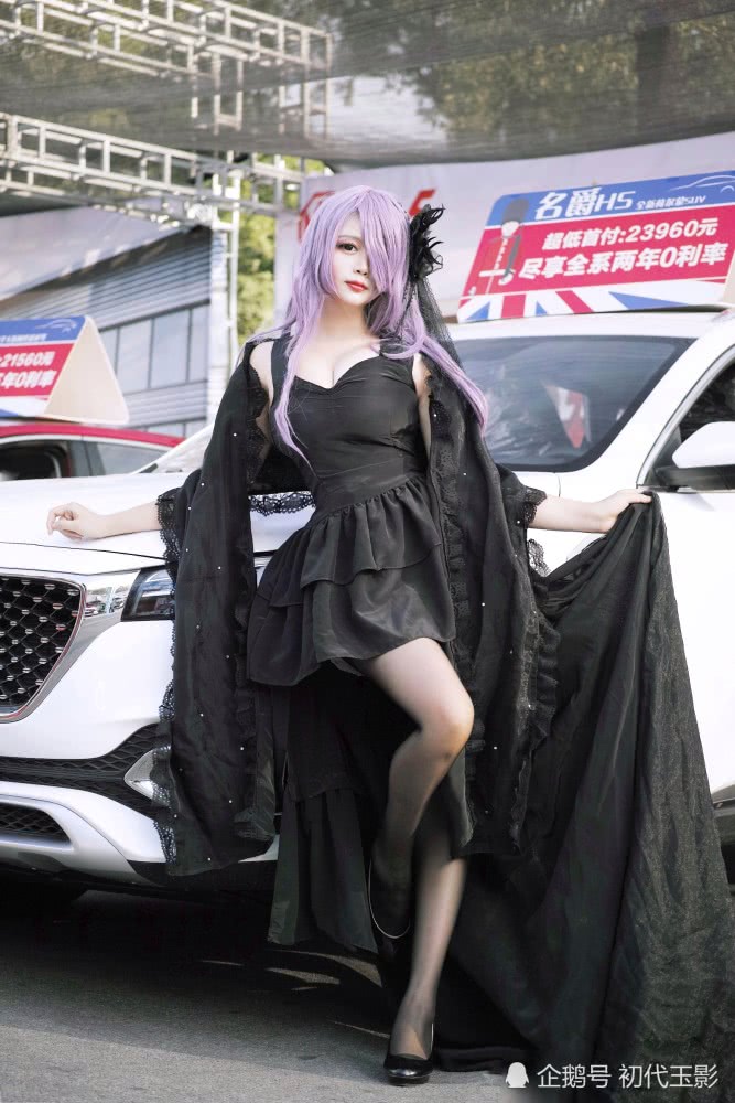 Lolita装扮：参加车展的洛丽塔小姐姐