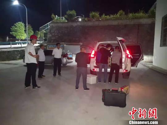 图为事发后，贵州官方第一时间组织工作组赴现场。贵州省地震局供图