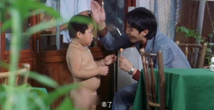 还记得《喜剧之王》中那个被星爷弹jj的小胖子吗? 如今变成这样