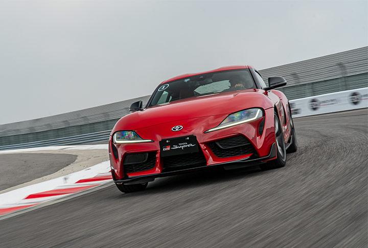 赛道试驾丰田GR Supra!它能让你身旁的女孩舍弃宝马Z4?