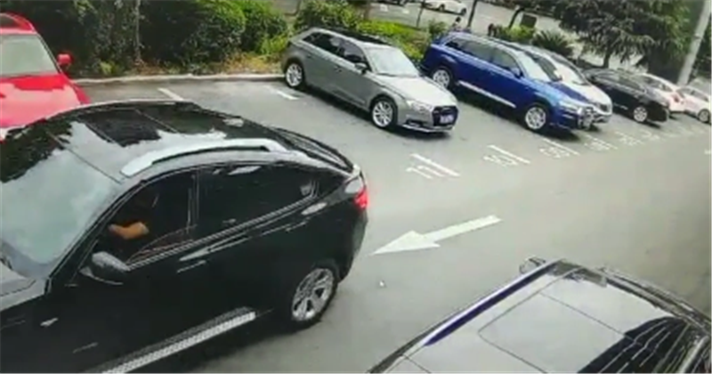 120万宝马X6倒车,撞到车位上奥迪,接下来宝马车主做法让人意外