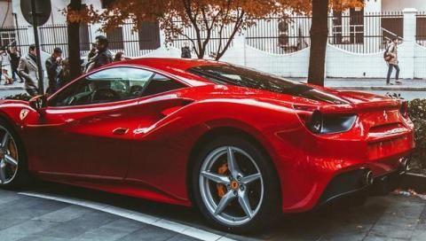 最高调的中国首富 他是中国首个买法拉利的人 还拥有最牛连号车牌