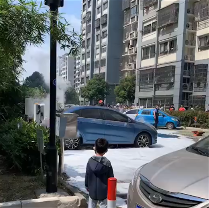 奇瑞艾瑞泽e自燃，又是一台国产车，充电冒烟起火，让国人不省心