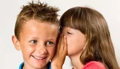 透露重大信息：校园情侣都会聊私密话题吗？深度剖析学生恋爱中的悄悄话与沟通边界