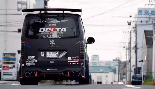 除了拉货还能飙车,面包车居然也能疯狂!