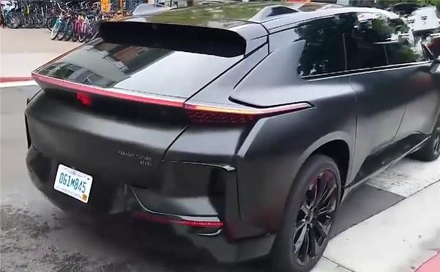 FF91实车现街头，配劳斯莱斯对开门，1050马力2.3秒破