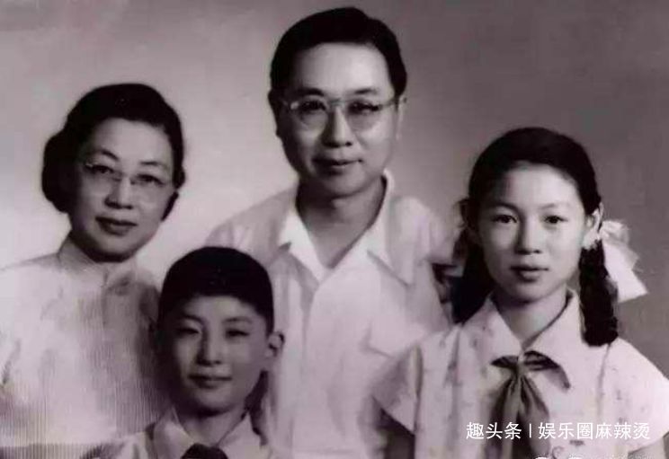 高晓松罕见晒父母结婚照，父母年轻时候高颜值，网友开启吐槽模式