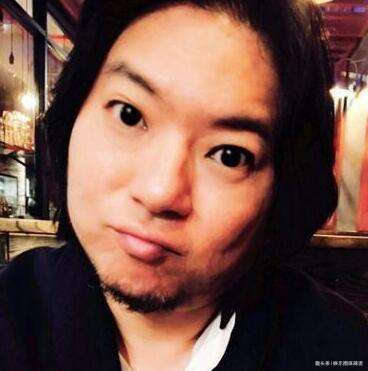 高晓松罕见晒父母结婚照，父母年轻时候高颜值，网友开启吐槽模式