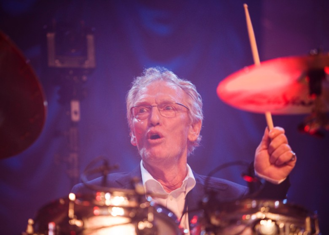 英国摇滚巨星患严重疾病去世,享年80岁,生前与毒瘾搏斗戒毒29次