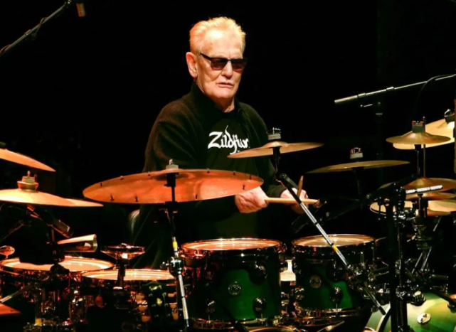 英国摇滚巨星患严重疾病去世,享年80岁,生前与毒瘾搏斗戒毒29次