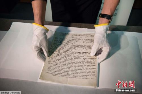 资料图:瑞典诺贝尔博物馆展出阿尔弗雷德·诺贝尔的遗嘱手稿。