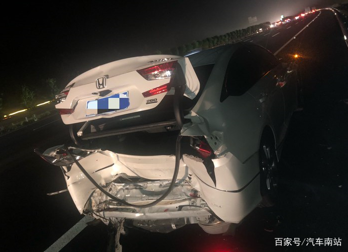 十代雅阁高速遭追尾,后备箱完全报废,网友:这结果有点