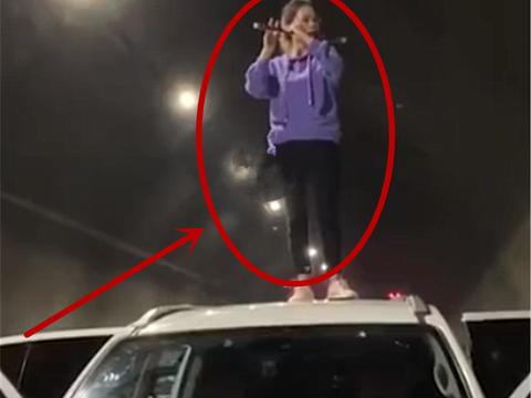 国庆返程堵车，实拍最具“才华”女司机，站皮卡车顶，吹笛解闷