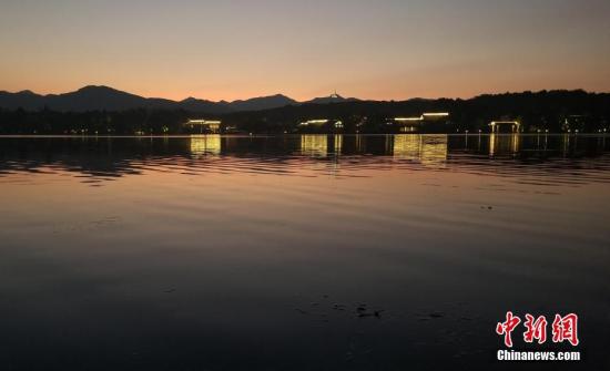  资料图：10月2日，浙江杭州西湖夜景流光溢彩，令人流连忘返。中新社记者 王刚 摄