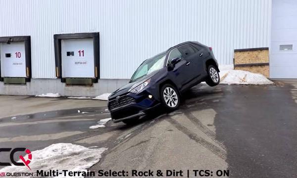 丰田全新RAV4 荣放对角线坡道测试。