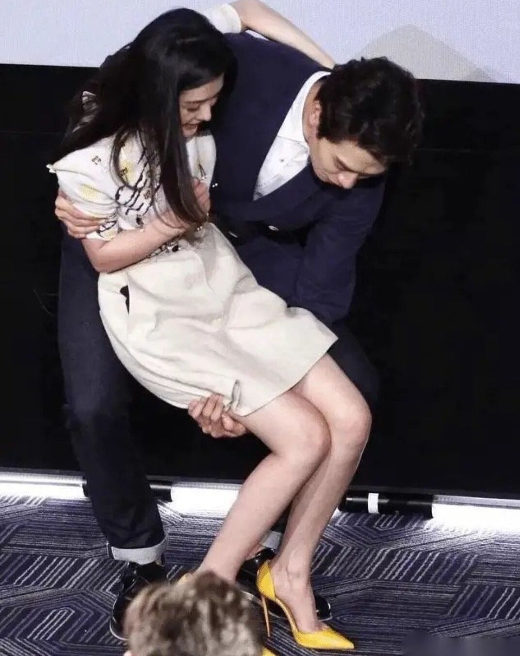 公主抱李沁,与杨幂逛街,魏大勋女人缘这么好为何还遭爸妈催婚?