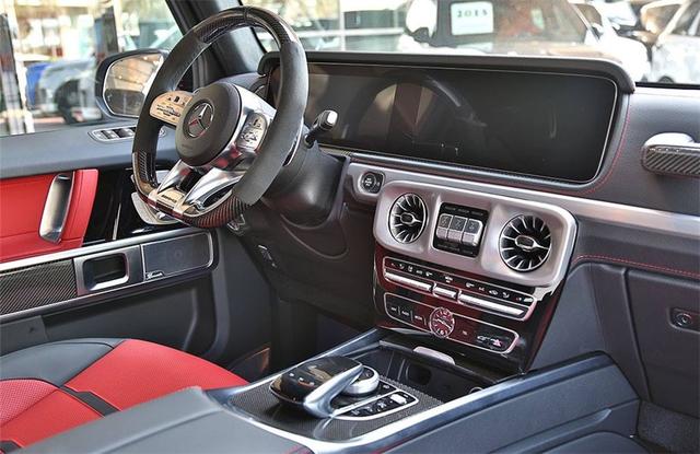 实拍“G63 AMG”, 这款“高奢侈”现身上演中国红
