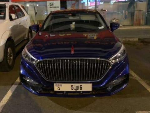 国产红旗H5迪拜街头现身！车尾引土豪围观，真为国人争光