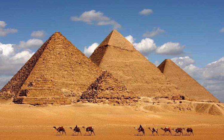 埃及金字塔到底有什么秘密?小伙子爬到塔顶后,才揭开多年的疑惑