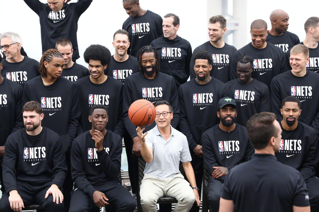 蔡崇信率nba篮网队抵达上海欧文与东方明珠合影气氛有点尴尬