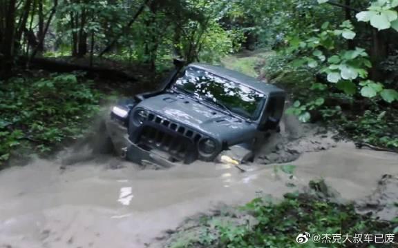 Jeep牧马人挑战泥潭，一脚油门下去，简直太帅了