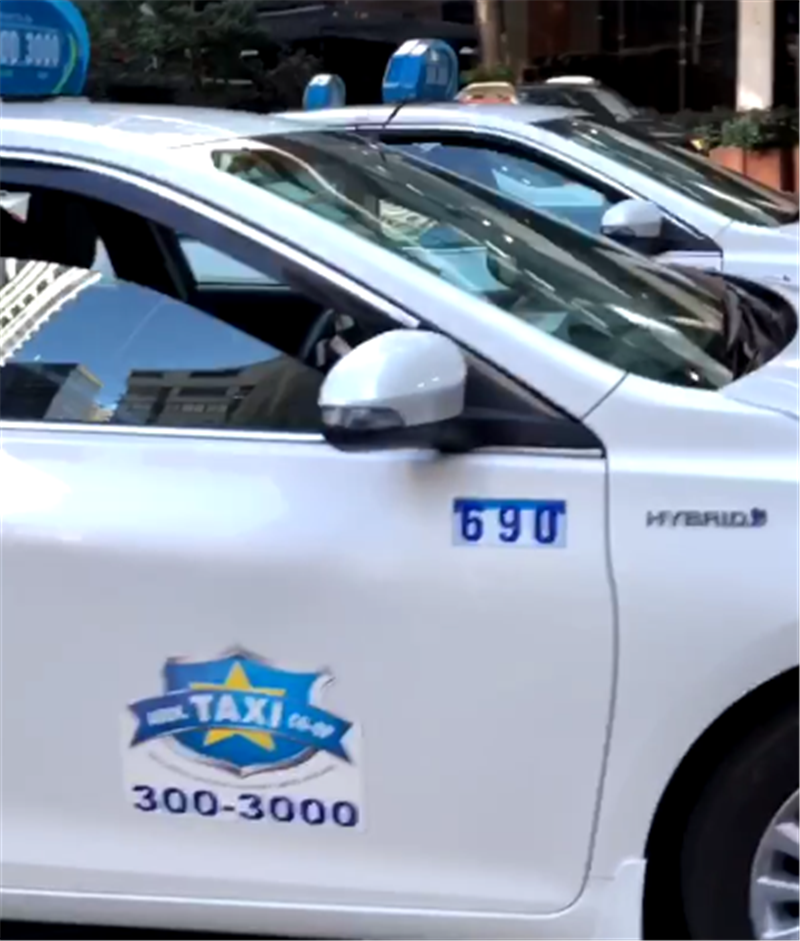 新西兰打车,出租车全是“混动版”凯美瑞,但你招手司机不会停