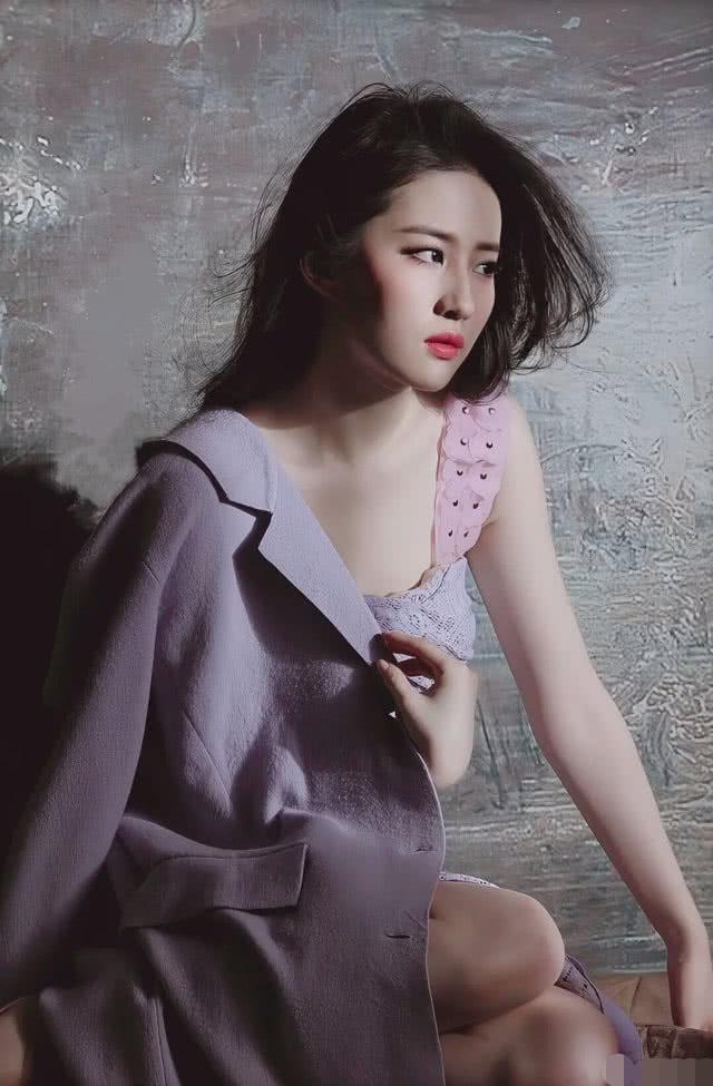 刘亦菲坐凳摆拍,看清她脚上鞋子,也太难为人了