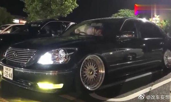 安装了空气悬挂的丰田皇冠，超高配置！看着太豪华了！