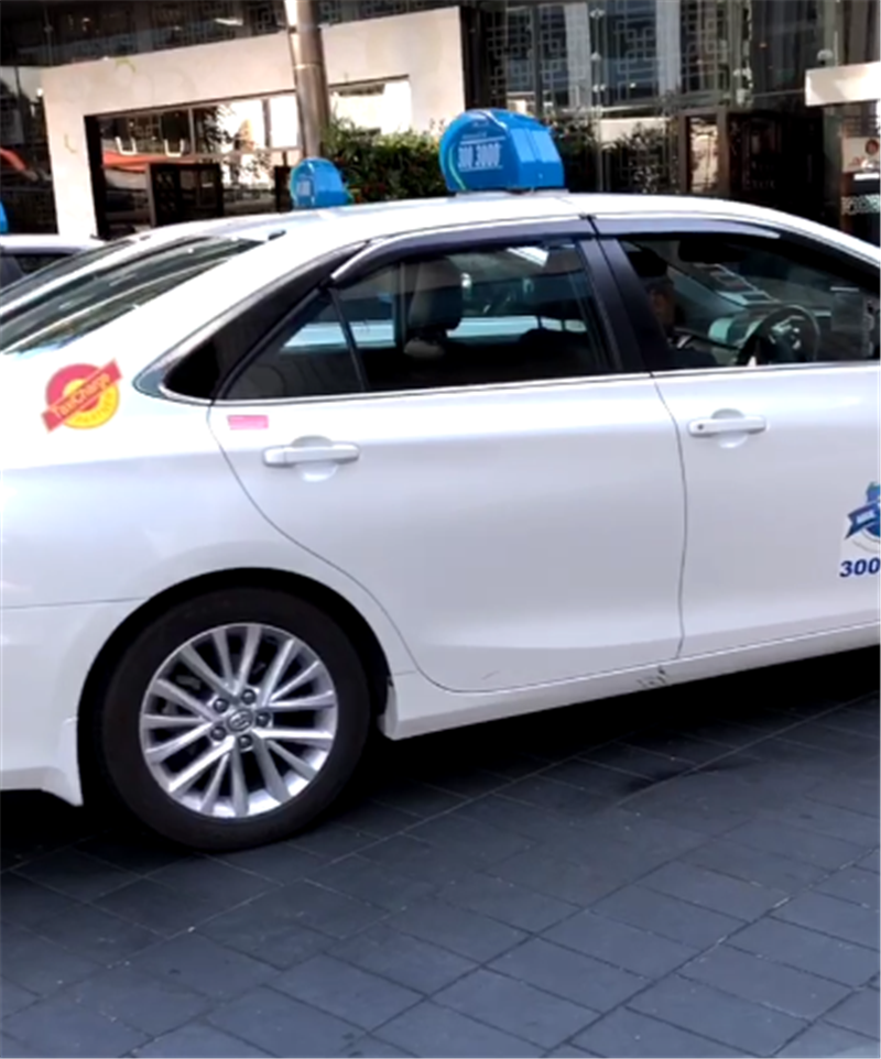 新西兰打车,出租车全是“混动版”凯美瑞,但你招手司机不会停