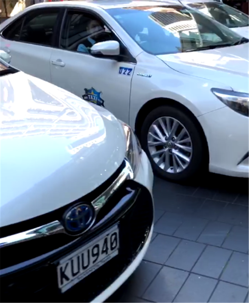 新西兰打车,出租车全是“混动版”凯美瑞,但你招手司机不会停