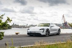 白色蛙王…保时捷Taycan Turbo S …