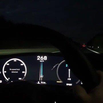 保时捷Taycan电动轿跑，7%的电量还能飙268公里的时速