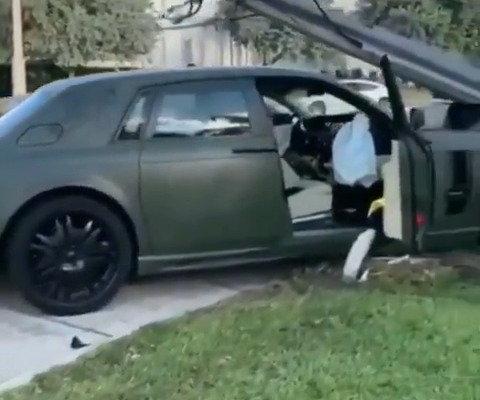 你看，劳斯莱斯自残起来也很厉害！满满的人民币味道