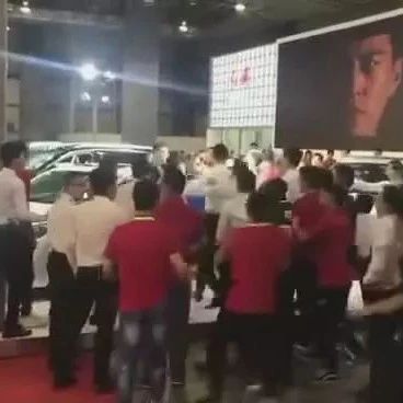 东莞车展争抢客户起冲突，两家经销商销售大打出手