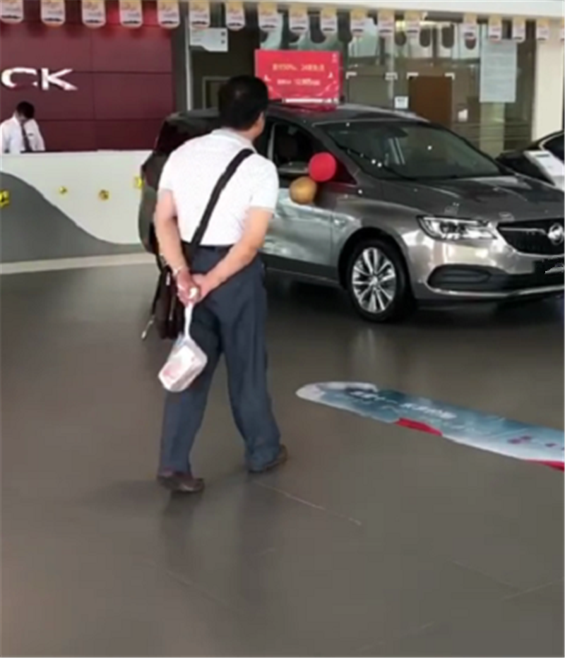 别克4S店进来一位顾客,第一眼看上13万GL6,手提一袋钱成焦点
