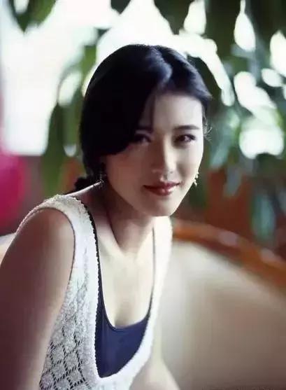 曾经饰演周芷若的周海媚，年轻时简直太美