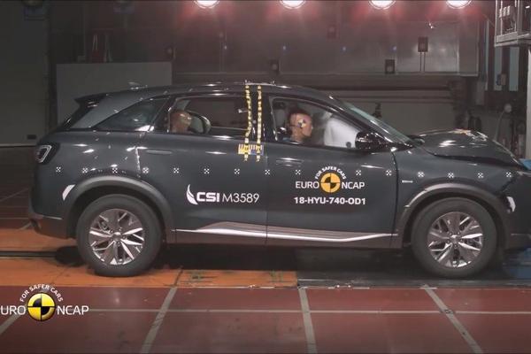 2019款现代Nexo氢燃料电池车碰撞测试，获五星安全等级。