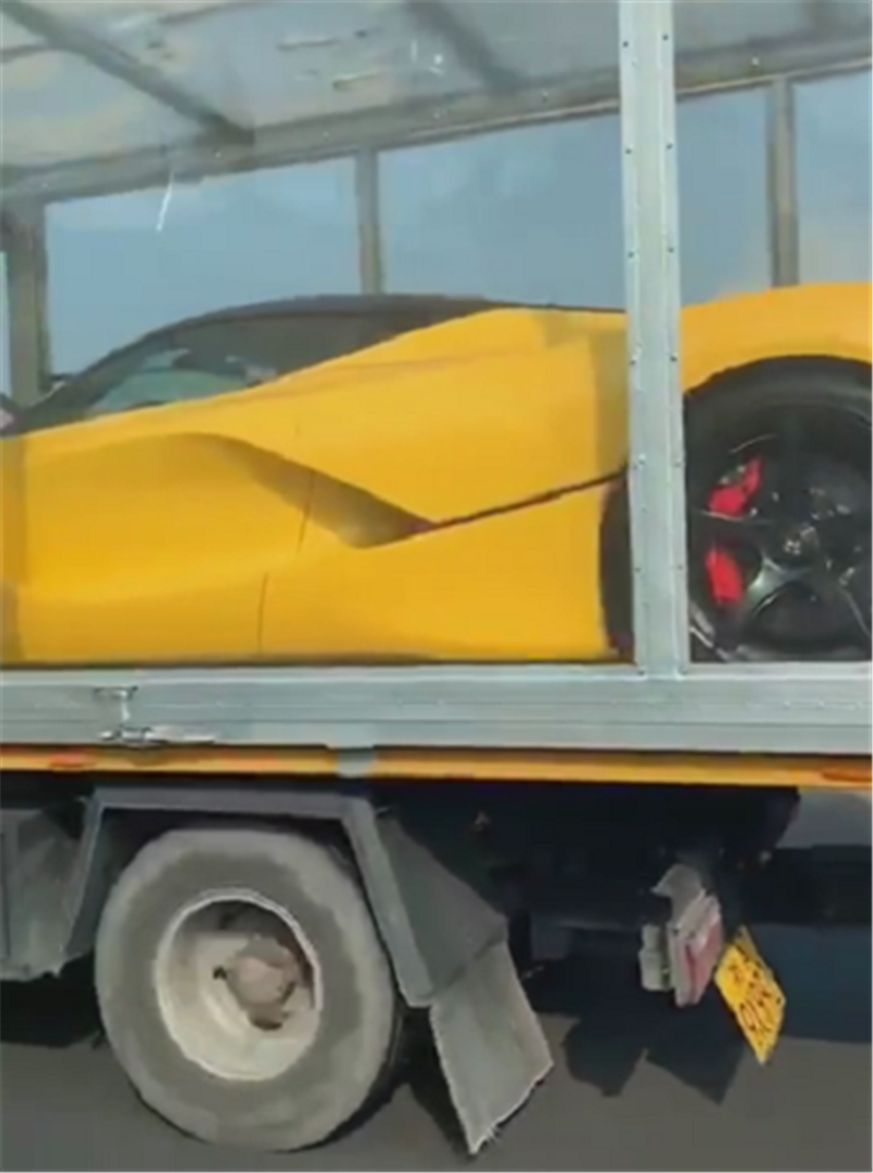 又一台拉法现拖车,车价2250万,全车“枫叶黄”,车子密封很到位