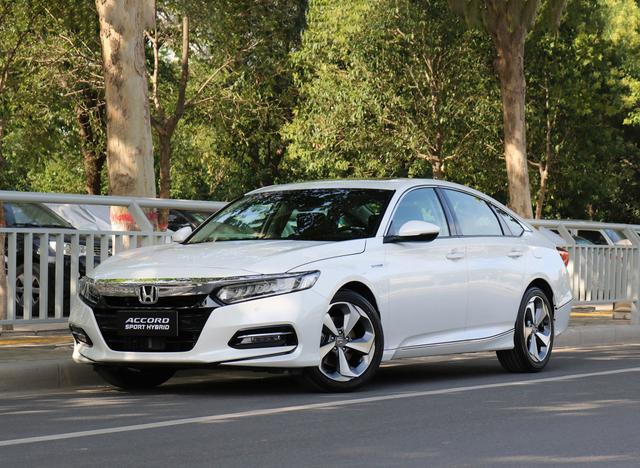 注重油耗的有福了,这3款轿车加满1箱能跑1000km,最低百公里1L