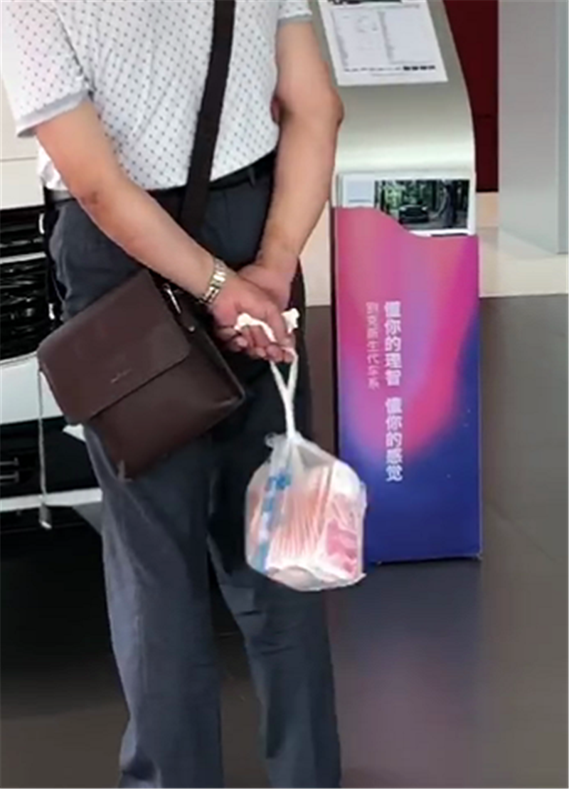 别克4S店进来一位顾客,第一眼看上13万GL6,手提一袋钱成焦点