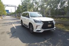 雷克萨斯LX570豪华与血液的结合。