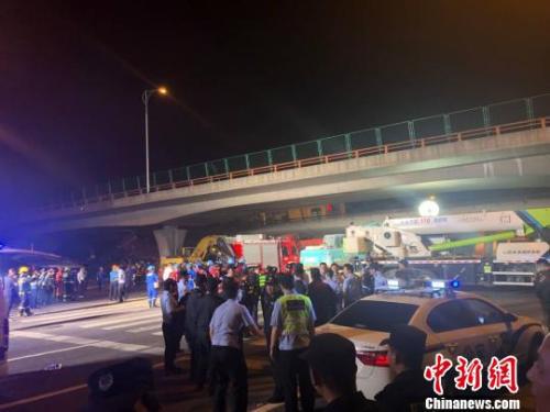 大型吊車正開向事發地 孫權 攝